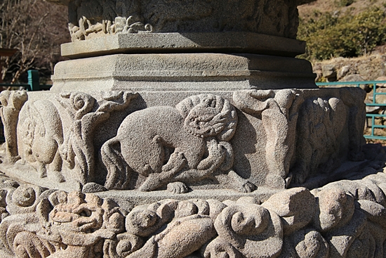 철감선사탑, 면마다 새긴 사자와 기단석 운룡문은 석공 예술의 극치를 보여준다.