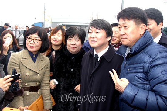 신당 창당을 준비하고 있는 무소속 안철수 국회의원이 '신년참배'를 위해 지난 1월 1일 경남 김해 봉하마을을 방문해 고 노무현 대통령 묘역을 참배한 뒤 시민들과 사진을 찍기도 했다.