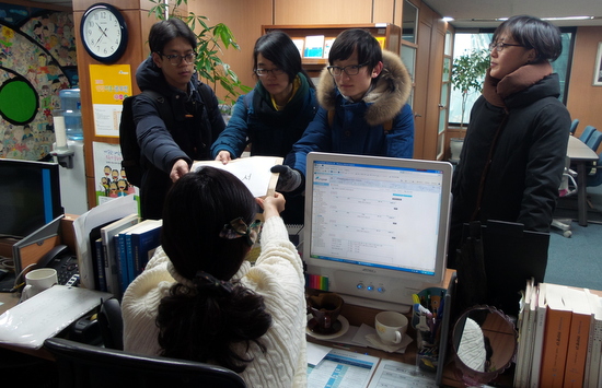 지난 10일 서울시교육청 토론회에 참석했던 학생 등이 인권침해를 당했다면서 22일 오전 인권위에 진정서를 내고 있다.  
