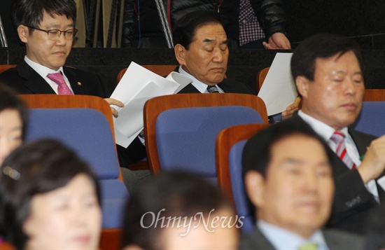 새누리당 기초선거 정당공천 폐지를 주장하는 이재오 의원이 22일 오후 서울 여의도 국회에서 열린 의원총회에 참석해 동료 의원들의 의견을 경청하고 있다.
