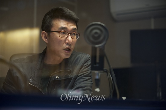 노종면 YTN 해직기자(현 국민TV 개국TF 단장)가 22일 오후 서울 합정동 국민TV 사옥 지하 스튜디오에서 신입 뉴스PD를 교육하고 있다.