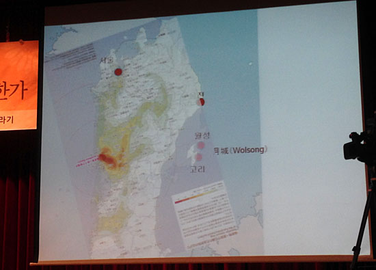 일본 탈핵 전문가 고이데 히로아키는 22일 국회도서관 강당에서 열린 강연회에서 후쿠시마 원전을 중심으로 반경 수백km에 걸친 일본 방사능 오염 지도와 축척이 비슷한 한국 지도를 겹쳐 보여줬다.