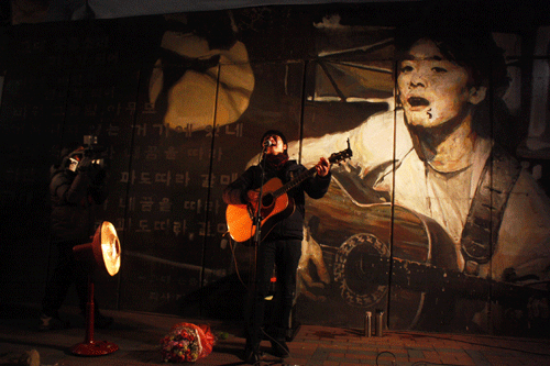무명가수 채환씨가 방천시장 쌈지공원 앞 김광석 벽화 앞에서 거리콘서트를 하고 있는 모습