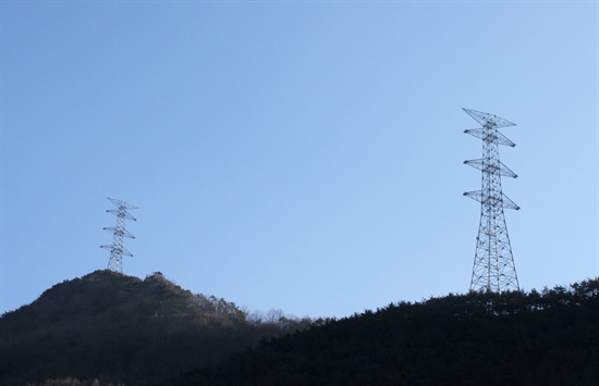 23일 한국전력공사는 '신고리-북경남 765kV 송전선로' 밀양구간 공사를 29곳으로 확대했고, 9곳의 철탑 조립을 마쳤다고 밝혔다. 사진은 밀양시 단장면 동화전마을에 있는 96번(오른쪽)과 95번 철탑 모습.
