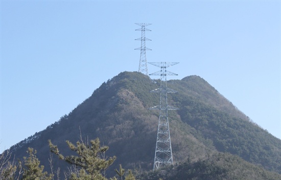 23일 한국전력공사는 '신고리-북경남 765kV 송전선로' 밀양구간 공사를 29곳으로 확대했고, 9곳의 철탑 조립을 마쳤다고 밝혔다. 사진은 밀양시 단장면 동화전마을에 있는 96번(앞)과 95번 철탑 모습.