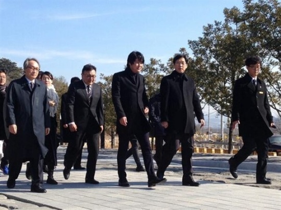  배우 송강호가 관계자들과 함께 고 노무현 대통령의 묘소를 찾았다.