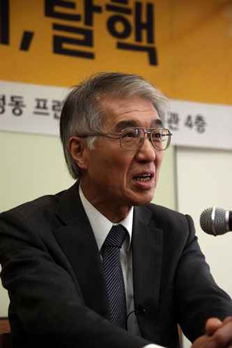 일본 탈핵 전문가 고이데 히로아키가 기자간담회에서 취재진의 질문에 답하고 있다.