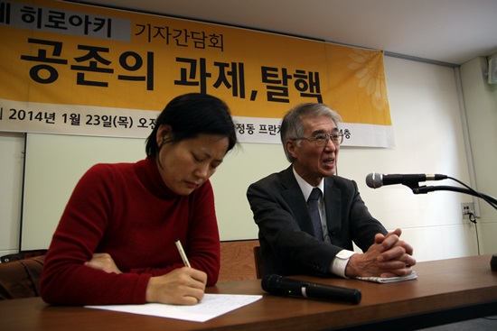 고이데 히로아키가 취재진의 질문에 답하는 동안 통역을 맡은 김복녀씨가 발언을 정리하고 있다.