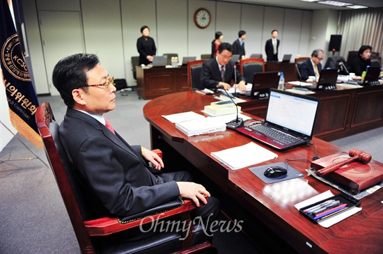 23일 오후 서울 목동 방송통신심의위원회 대회의실에서 박만 위원장이 주재한 가운데 '2014년 제2차 방송통신심의위원회 정기회의'가 열리고 있다.