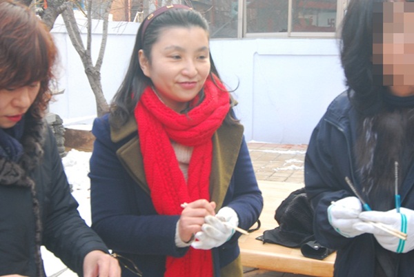 동아시아전통문화연구원의 결혼이주민 봉사모임인 모아의 박경희 회장(빨간 목도리를 한 사람)