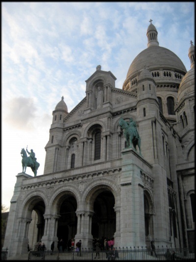 몽마르트르 언덕에 위치한 백악의 성당이다. 성당앞의 계단에 앉아 파리시내를 내려다 보는 여유와 안식이 항상 여행객들을 편하게 하는 곳이다. 