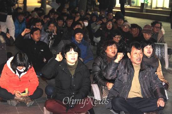 24일 저녁 창원 정우상가 앞에서는 "박근혜 퇴진, 국정원 해체, 민영화 반대, 공안탄압 저지, 민주주의 수호 경남 촛불문화제"가 열렸는데, 참가자들이 구호를 외치고 있다.