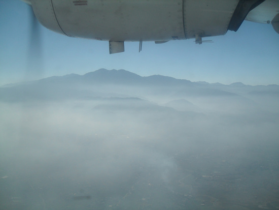 비행기와 산 카트만두에서 루크라까지 가는 타라항공(Tara Air)에서 본 네팔 남쪽의 모습