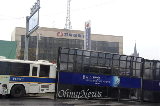 송전탑 공사에 반대하며 전국 50여곳에서 '밀양 희망버스' 참가자들이 25일 오후 밀양으로 집결하는 가운데, 한국전력공사 밀양지사 앞에 경찰 차벽이 설치되어 있다.