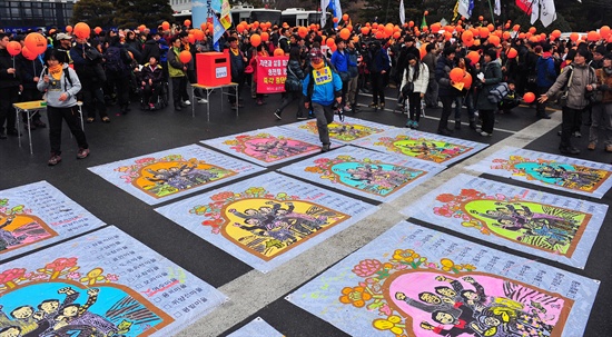 25일 오후 경남 밀양 송전탑 공사를 반대하는 '2차 밀양 희망버스' 참가자들이 송전탑이 지어지는 마을들의 그림을 바닥에 깔고 있다.
