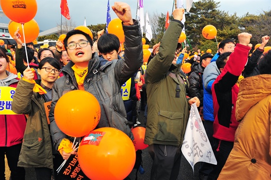 25일 오후 경남 밀양 송전탑 공사를 반대하는 '2차 밀양 희망버스' 참가자들이 밀양시청 앞에서 구호를 외치고 있다.