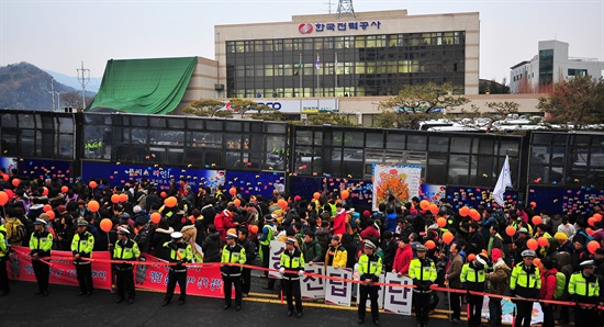 25일 오전 송전탑 설치를 반대하는 '밀양 희망버스' 참가자들이 경남 밀양 한국전력공사 앞에서 항의 집회를 하고 있다.