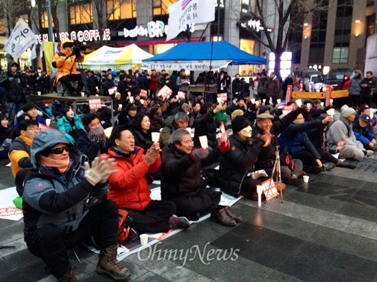 25일 서울 종로구 청계광장에서는 안개가 잔뜩 낀 흐린 날씨에도 시민 300여 명이 모여 촛불을 들었다.  이 날은 특별히 나흘 앞으로 다가온 명절에 대비해, 주최 측에서 참가자들에게 전통과자와 녹차?커피 등을 나눠주기도 했다. 