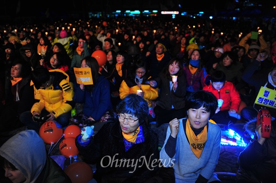 25일 밀양역 앞에서는 밀양 송전탑 건설을 반대하는 2차 희망버스 참가자들의 촛불문화제가 열렸다. 이날 행사에는 시민 약 3000여 명이 참여했다. 