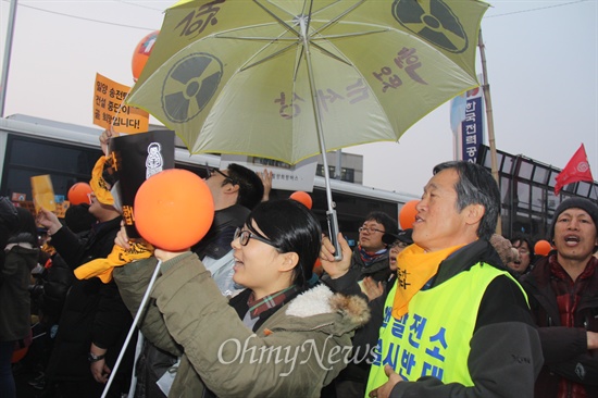  '2차 밀양 희망버스' 참가자들이 25일 오후 거리행진하면서 한국전력공사 밀양지사 앞에 모여 약식 집회를 가졌다.