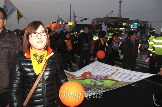  2차 밀양 희망버스 참가자들이 25일 오후 거리행진하면서 한국전력공사 밀양지사 앞을 지나고 있다.