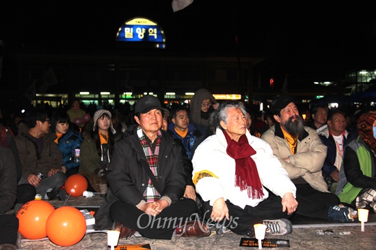  25일 저녁 밀양역 광장에서 열린 "우리가 밀양이다"는 제목의 2차 밀양 희망버스 문화제에 백기완 통일문제연구소 소장 등이 참석해 앉아 있다.