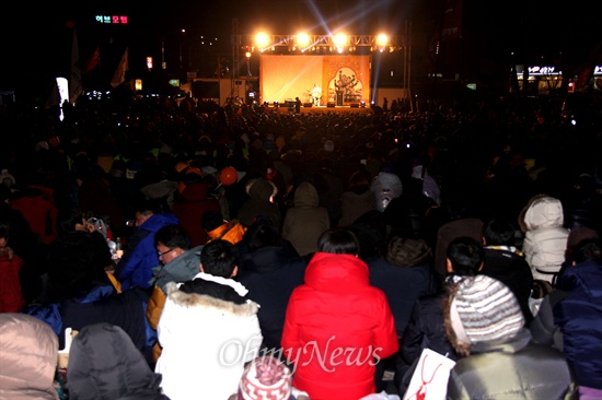  25일 저녁 밀양역 광장에서 열린 "우리가 밀양이다"는 제목의 2차 밀양 희망버스 문화제에 많은 시민들이 참가해 공연을 지켜보고 있다.