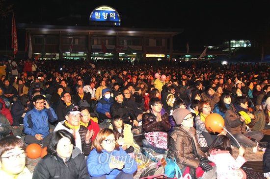  25일 저녁 밀양역 광장에서 열린 "우리가 밀양이다"는 제목의 2차 밀양 희망버스 문화제에 3000여명이 모였다.