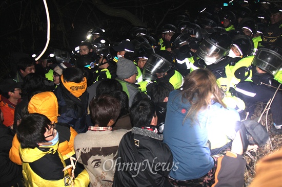 2차 밀양 희망버스 참가자들이 26일 오전 6시경 밀양시 단장면 동화전마을에 있는 97번 송전탑 공사장으로 오르다가 경찰과 충돌했다.