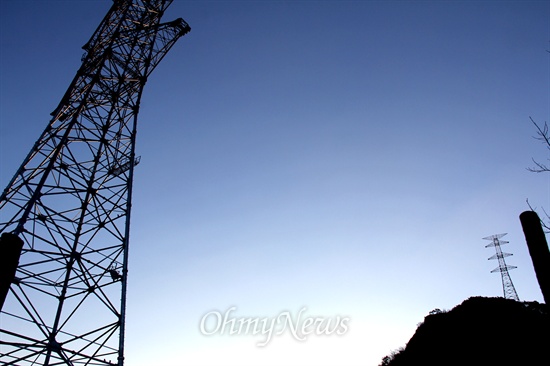 한국전력공사는 밀양시 단장면 동화전마을 쪽 산에 '신고리-북경남 765kV 송전선로' 95번(오른쪽)과 96번 철탑을 완료해 세워 놓았다.