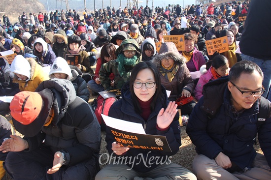 밀양 영남루 맞은편 밀양강 둔치에서 '2차 밀양 희망버스' 마지막 행사가 열렸는데, 민주당 장하나 국회의원 등이 참석해 앉아 있다.