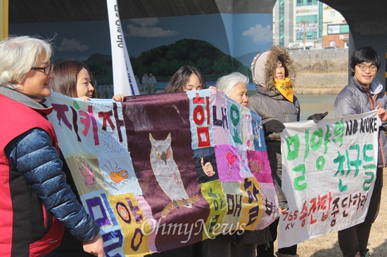  밀양 영남루 맞은편 밀양강 둔치에서 '2차 밀양 희망버스' 마지막 행사가 열렸다. 서울지역 참가자들이 만들어 온 보자기를 들어보이고 있다.