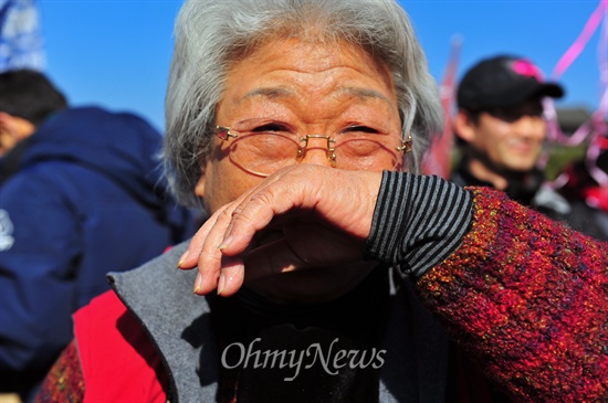 2014년 1월 26일, 송전탑 반대 희망버스 행사를 앞두고, 밀양 송전탑 반대 주민이었던 강순자 할머니가 눈물을 흘리고 있다. 
