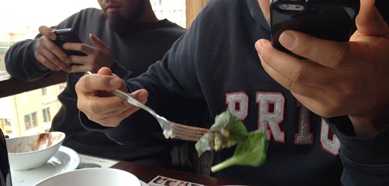 점심시간을 이용해 부서회식을 하러간 날, 밥을 먹으면서도 스마트폰을 하고 있는 동료들. 