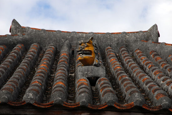 재앙을 막고 복을 가져다준다는 류큐의 영물로, 전통 가옥마다 지붕 위에 세워져 있다. 현재 오키나와에서 판매하는 대표적인 기념품이기도 하다.