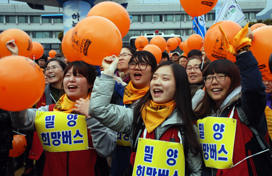 25일 오후 경남 밀양시청 앞에서 송전탑 공사를 반대하는 '2차 밀양 희망버스' 집회가 진행되는 가운데 남원·서울·부산·대구에서 온 학생들이 공연에 환호하고 있다.
