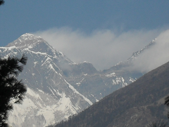 에베레스트 뷰에서 본 에베레스트(Everest. 8,848m. 왼쪽), 구름에 쌓인 로체(Lhotse. 8,516m)