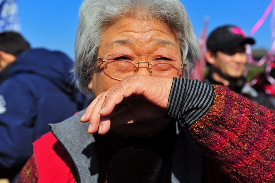 26일 오전 송전탑을 반대하는 '희망버스'가 열리는 가운데 경남 밀양 영남루 인근에서 열린 기자회견에서 강순자 할머니가 눈물을 흘리고 있다.