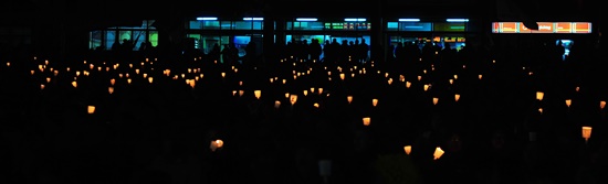 25일 오후 경남 밀양역 앞에서 열린 '밀양 희망버스 촛불문화제'에서 참가자들이 촛불을 흔들고 있다.