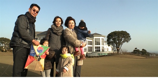  SBS 예능 프로 <오 마이 베이비>의 한 장면. 샤크라 출신 이은의 가족들.