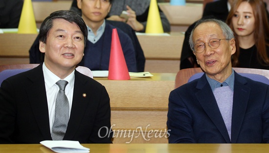 청년위원회 해오름식에 참석한 안철수-윤여준 27일 오전 서울 여의도 국회 의원회관 제1소회의실에서 열린 '새정치추진위원회 청년위원회 해오름식'에 안철수 무소속 의원과 윤여준 새정추 의장이 참석해 이야기를 나누고 있다.
