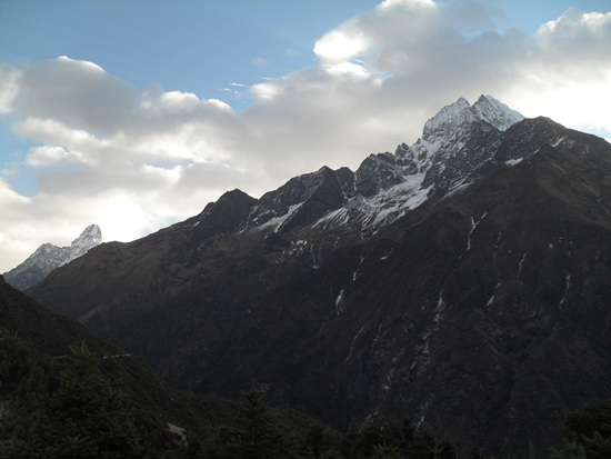 아마 다블람(Ama Dablam. 6,814m. 왼쪽 봉우리)과 캉테가