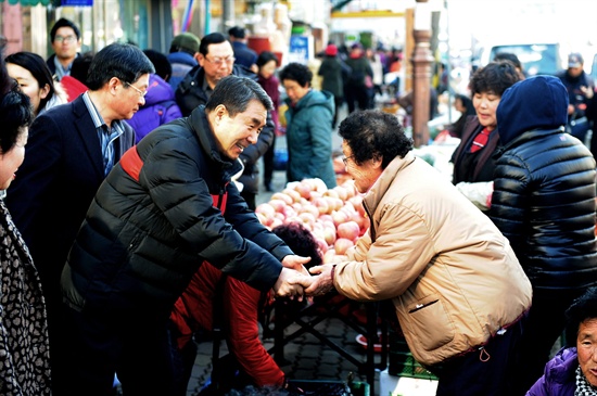  이창희 진주시장이 설날을 앞두고 서부시장을 찾았다.