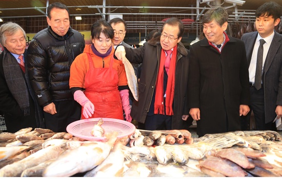 설을 며칠 앞둔 27일 오후, 홍준표 경상남도지사가 창원 마산어시장을 찾았다.