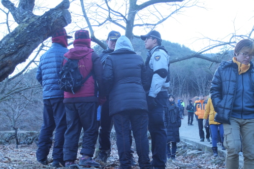 윤씨와 참가자들이 경찰관에게 항의하는 모습. 