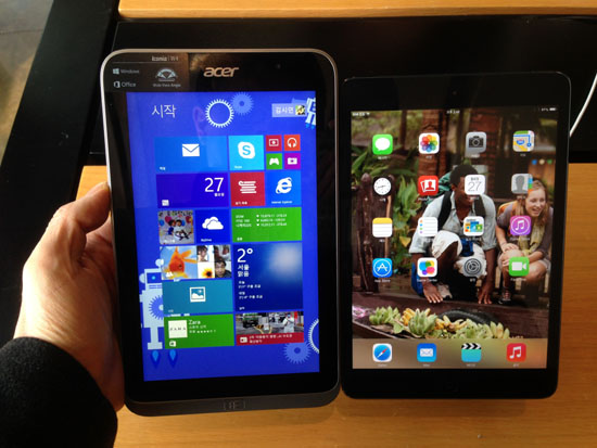 8인치 윈도우 태블릿인 에이서 W4(왼쪽)와 아이패드 미니 레티나