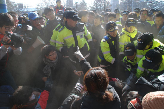 유족이 경찰의 진압에 항의를 하고 있다.
