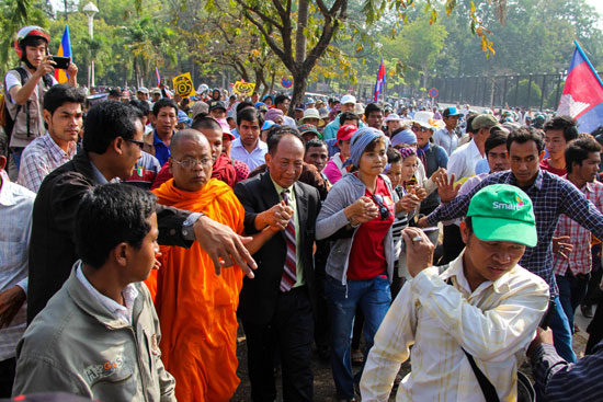 캄보디아의 대표적인 재야인사인 몸 소난도는 시민들과 함께 주파수 대역폭(Bandwidth) 확대를 요구하며 시위대를 주도하고 있다. 
