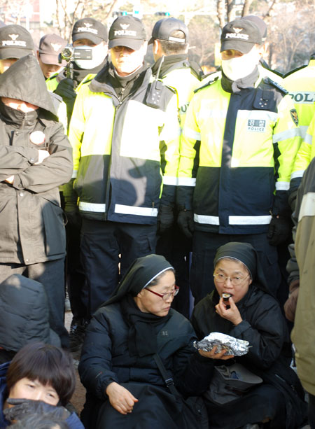 수녀님들이 김밥으로 허기를 달래 봅니다. 그 시간에도 경찰의 채증 카메라는 돌아갑니다. 