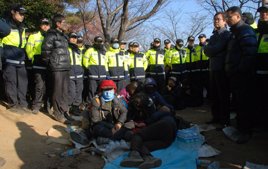 1차로 주민들이 끌려 나가고 목에 쇠사슬을 걸었던 주민과 수녀님만 남은 가운데 1명이 실신해서 쓰러져 있다. 